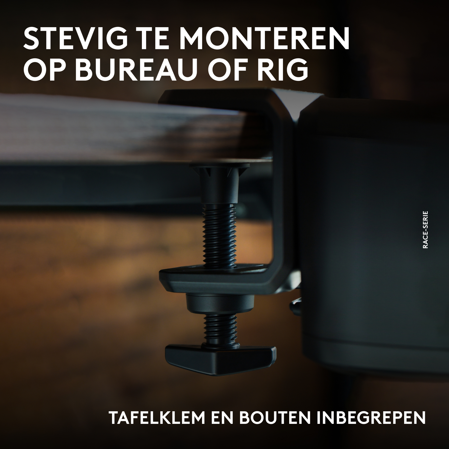 Zwarte tafelklem gemonteerd op houten oppervlak, tekst: STEVIG TE MONTEREN.