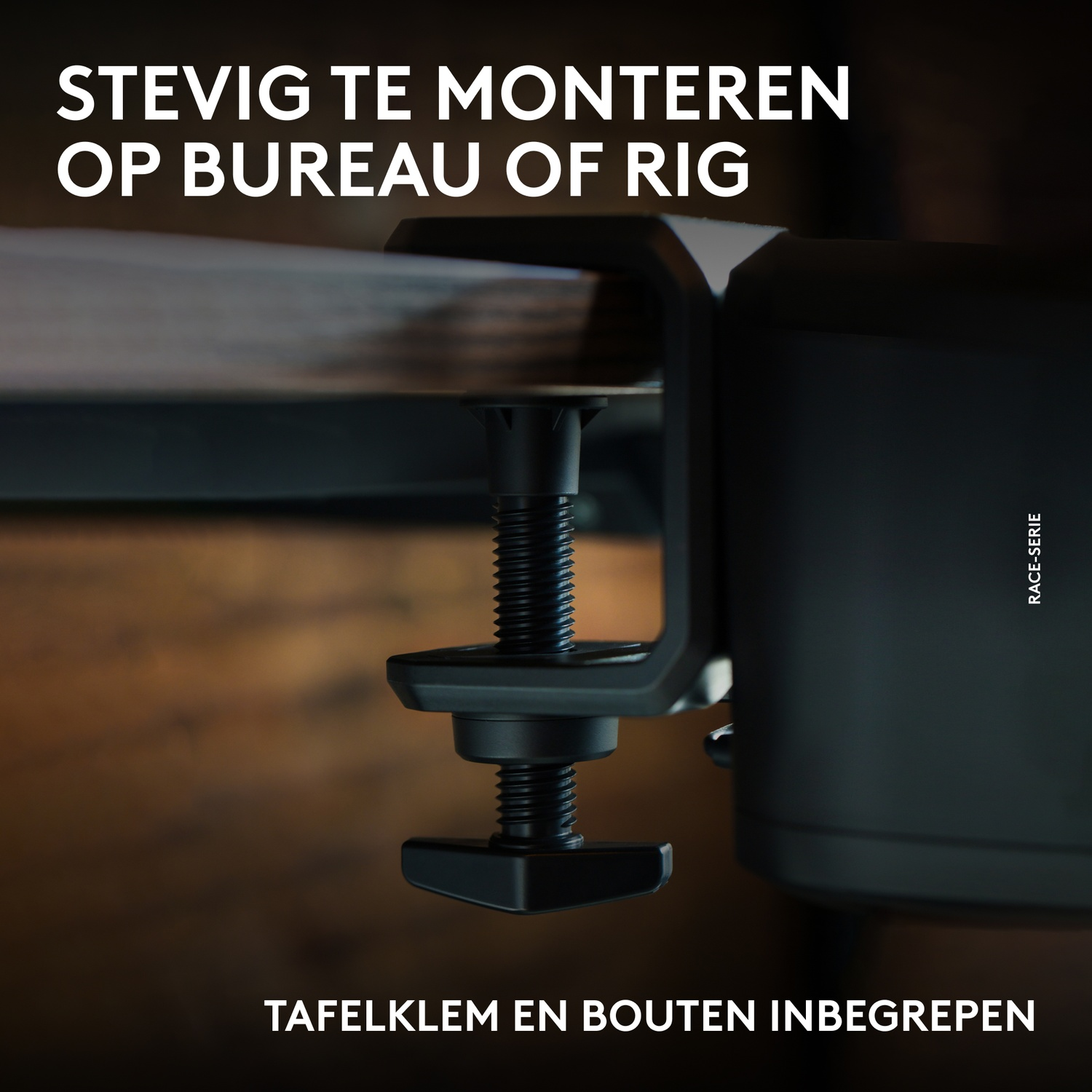 Een zwarte klem met schroefmechanisme is bevestigd aan een houten bureau.
