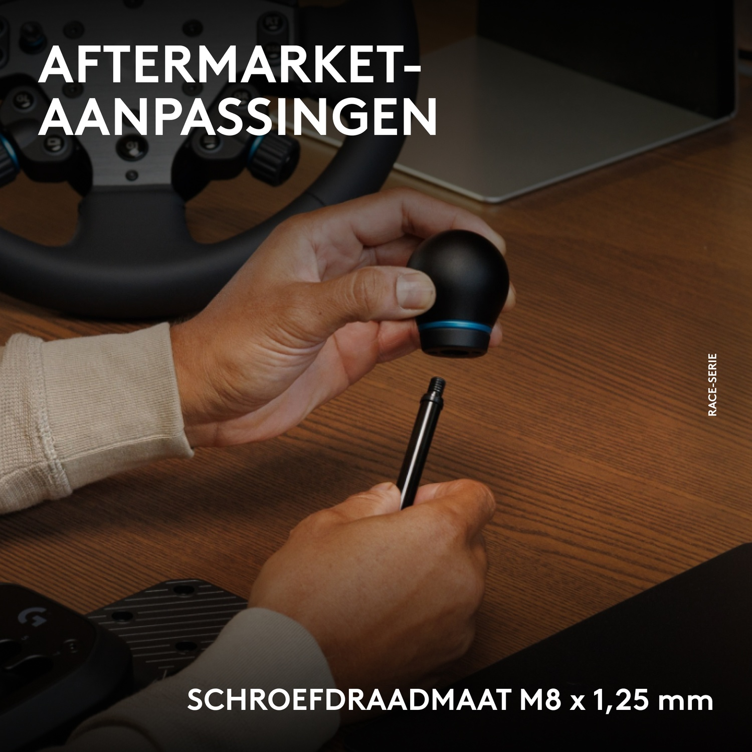 Handen bevestigen zwarte pookknop met blauwe ring aan M8 schroefdraadadapter.