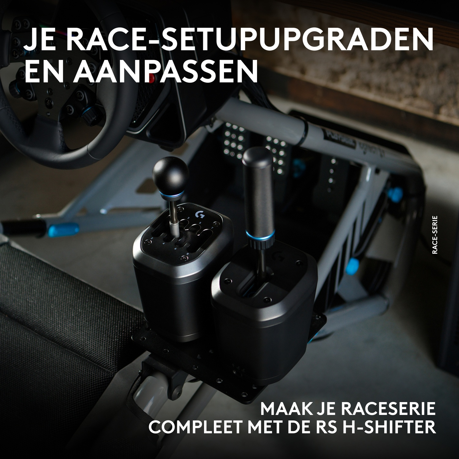 Een racestuur en twee schakelaars op een racestoel.