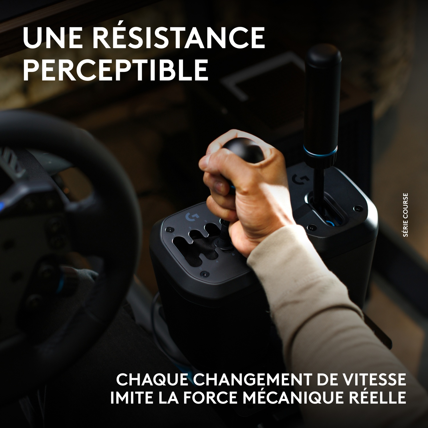 Une main actionne un levier de vitesses noir sur un simulateur de course.