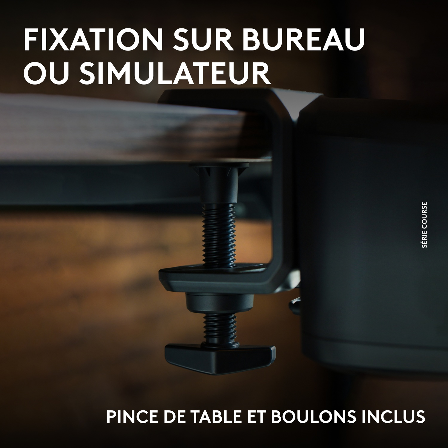 Pince noire fixée sur bureau en bois. Texte en haut et en bas.