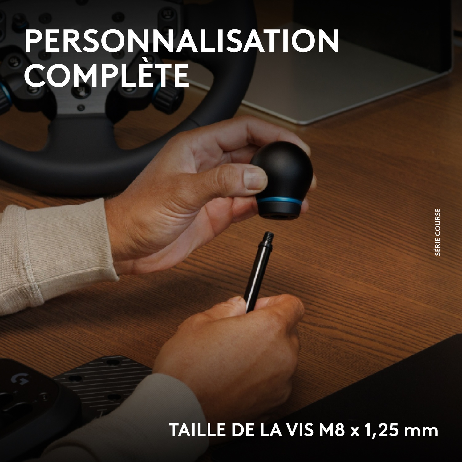 Personne tenant pommeau de vitesse noir et vis avec anneau bleu près volant.