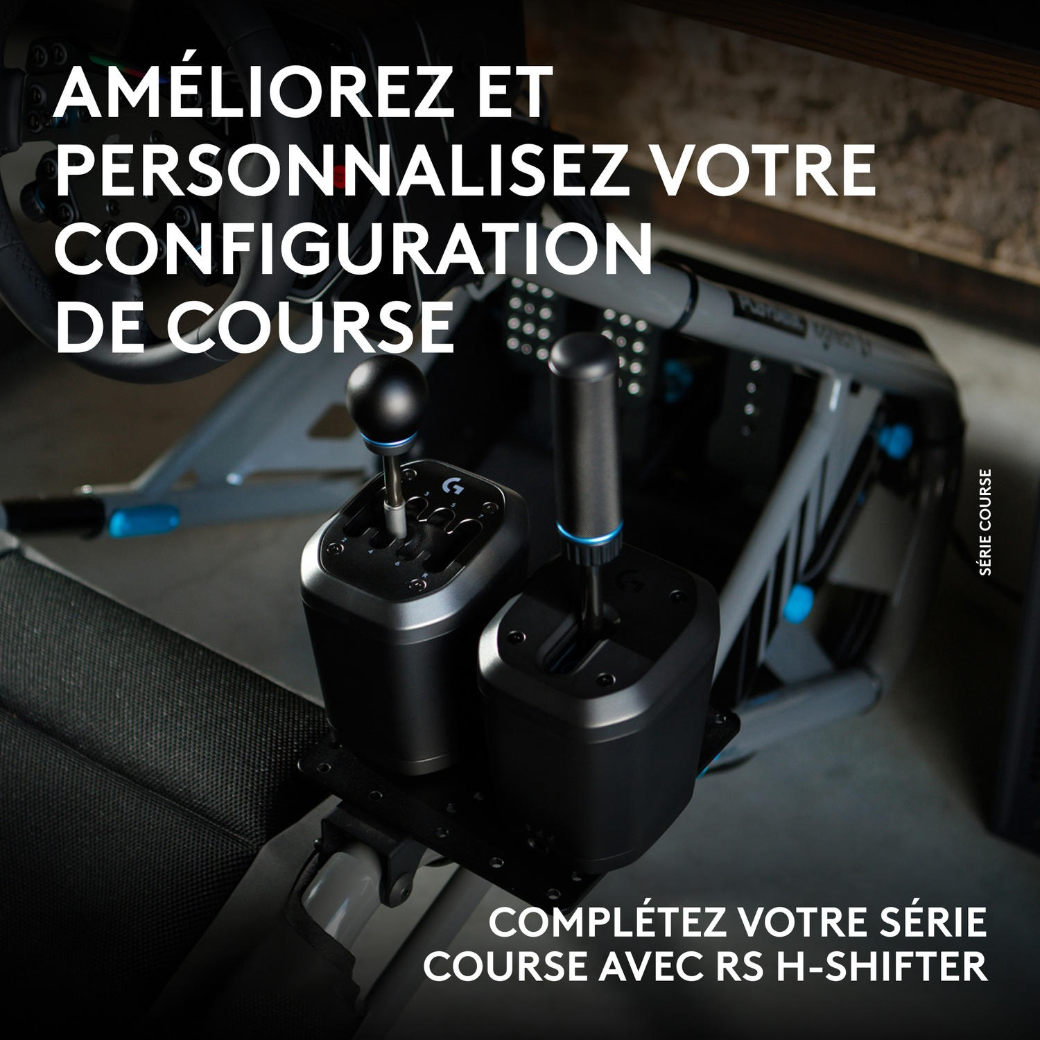 Une configuration de simulateur de course avec deux leviers de vitesses et un volant.