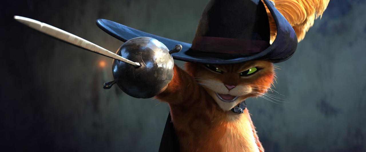 Eine orangefarbene Katze mit Hut und Degen, die zum Angriff bereit ist.