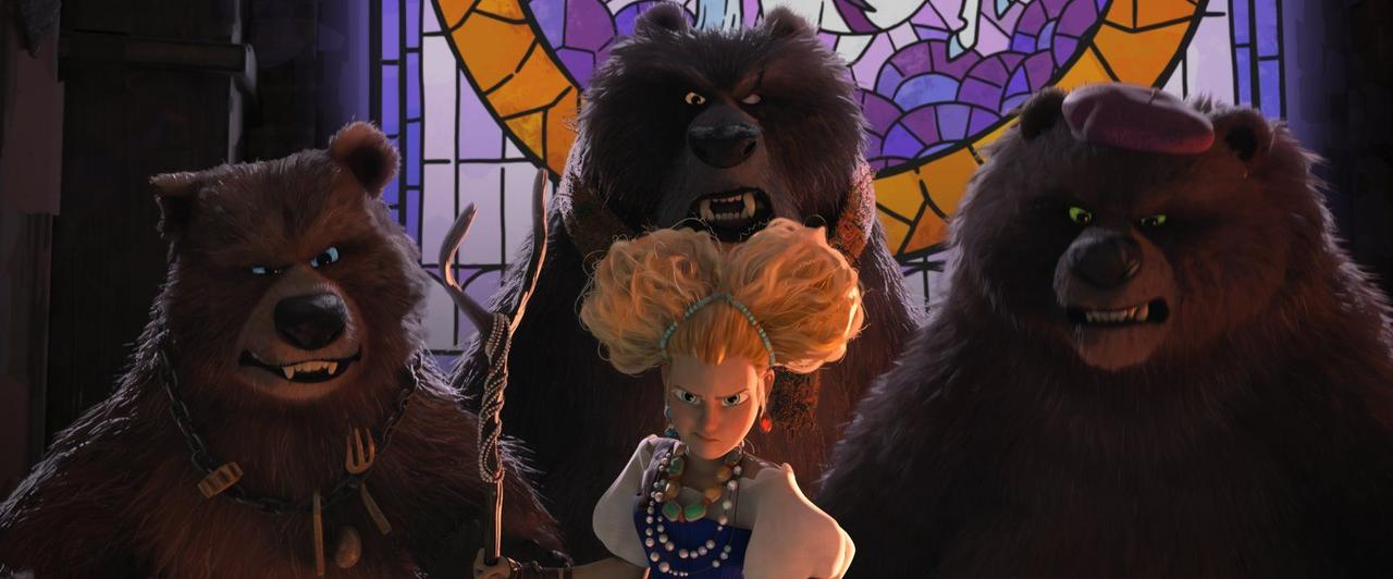 Drei anthropomorphe Bären und eine junge Frau stehen vor einer Buntglasfenster.