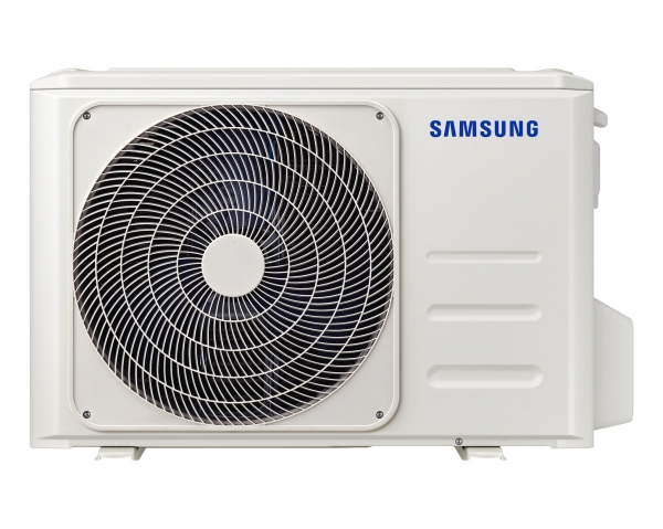 Büyük fan ızgaralı beyaz Samsung klima dış ünitasi.
