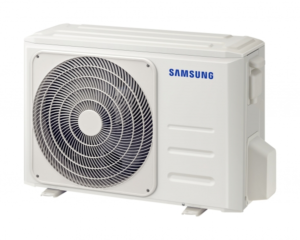 Fanlı ızgaralı beyaz Samsung klima dış ünite.