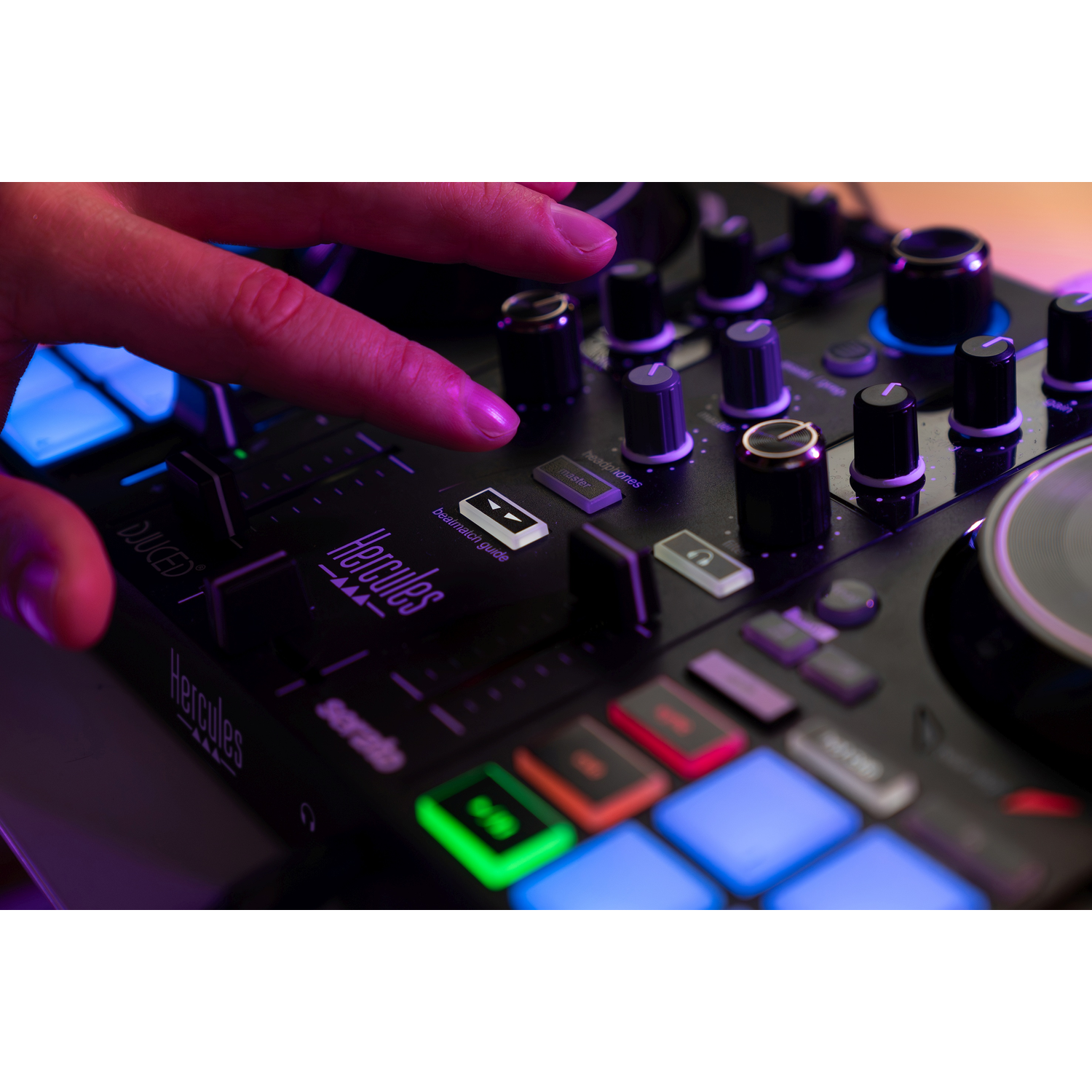 Een hand bedient een DJ-controller met verlichte knoppen en draaiknoppen.