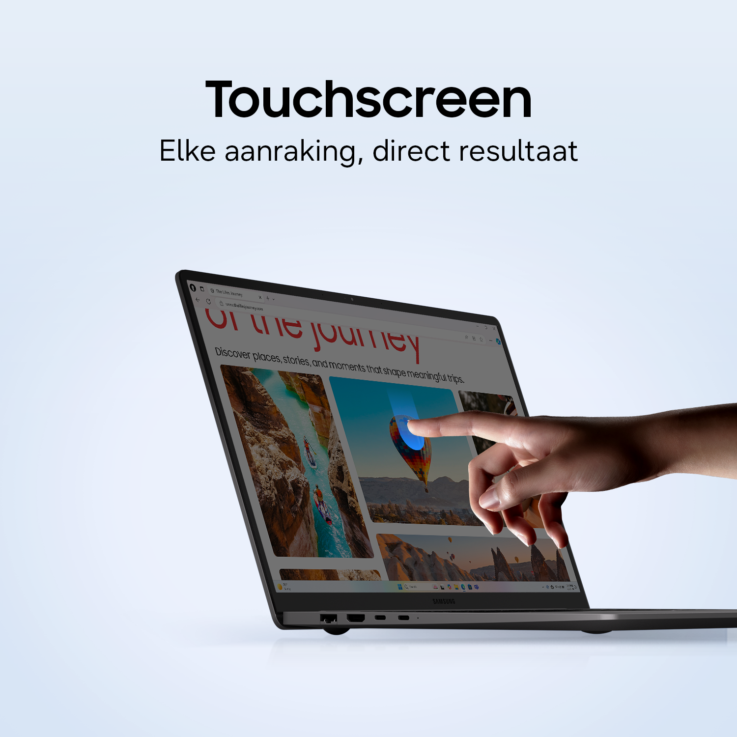 Een hand raakt een laptopscherm aan met een reissite. Heteluchtballonnen zijn zichtbaar.