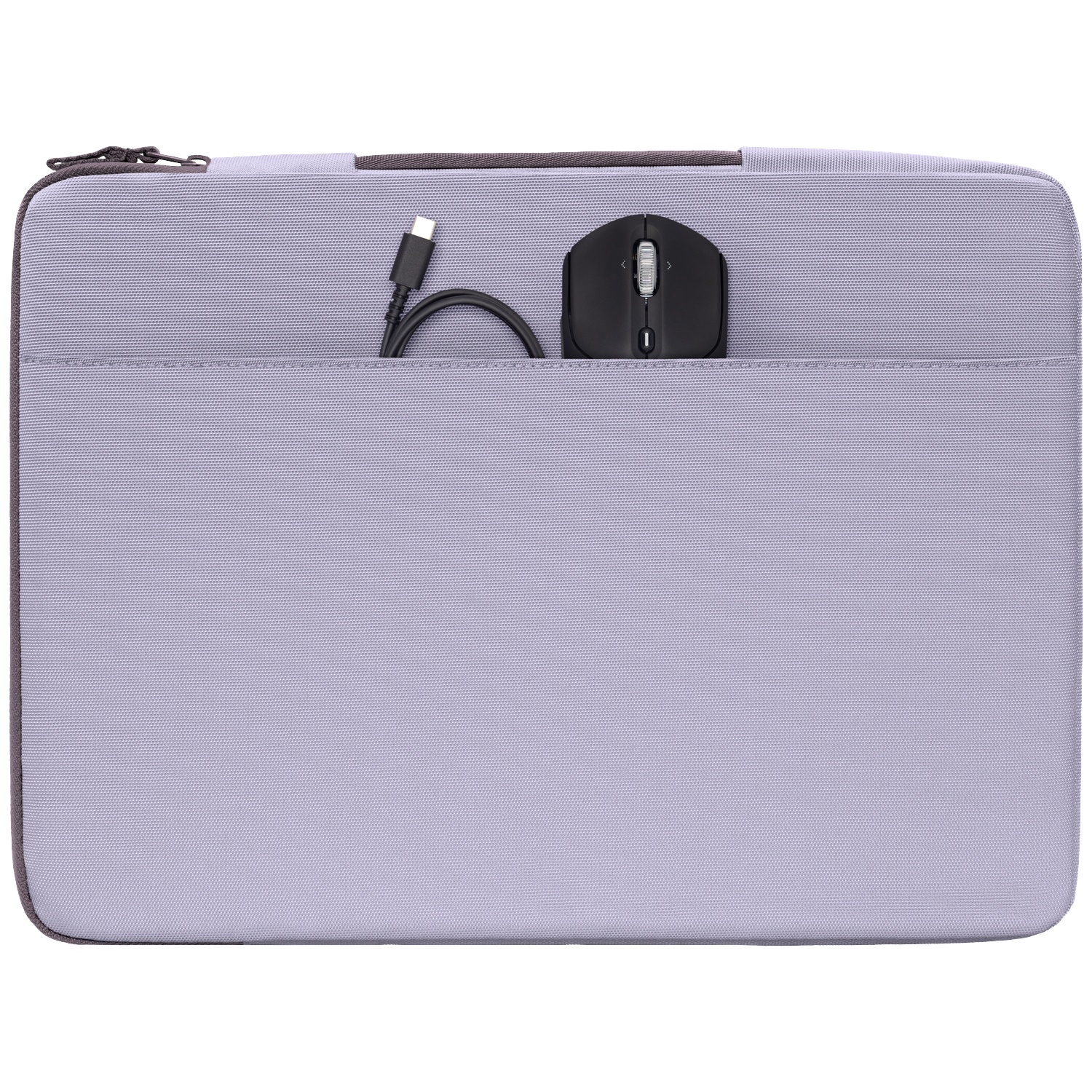 Grijze laptoptas met zwarte muis en USB-C kabel in het voorvak.