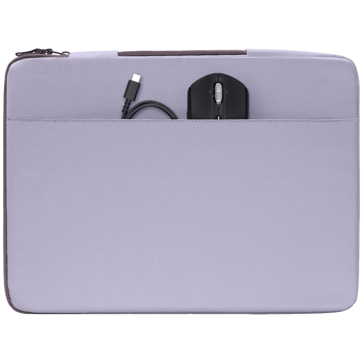 Grijze laptoptas met zwarte muis en USB-C kabel in het voorvak.