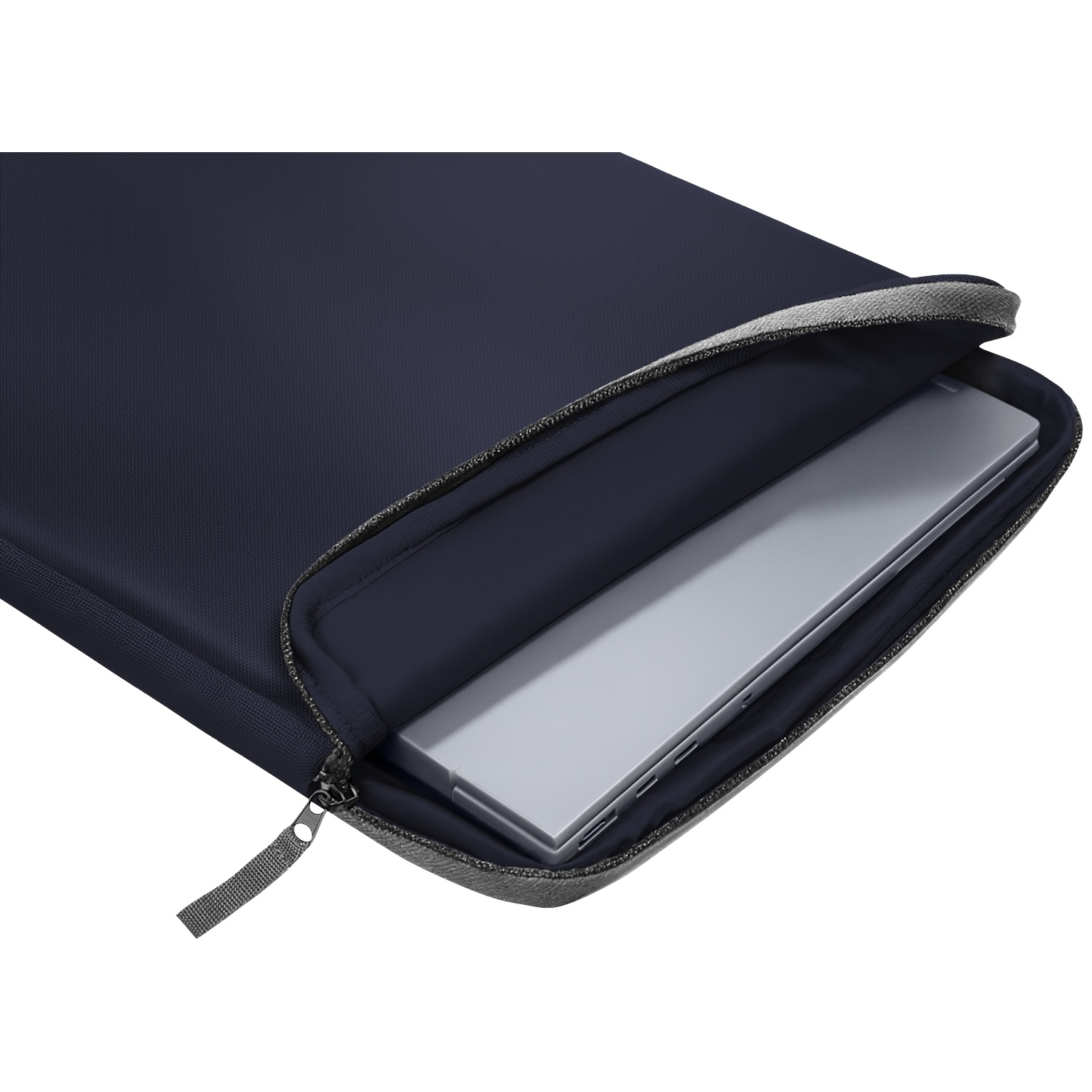 Een donkerblauwe laptoptas, gedeeltelijk open, met een zilveren laptop erin.