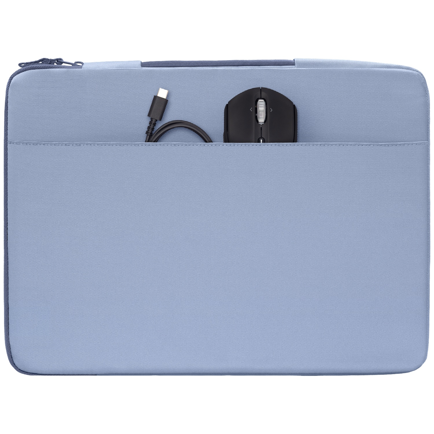 Blauwe laptoptas met een zwarte muis en USB-C kabel in het voorvak.