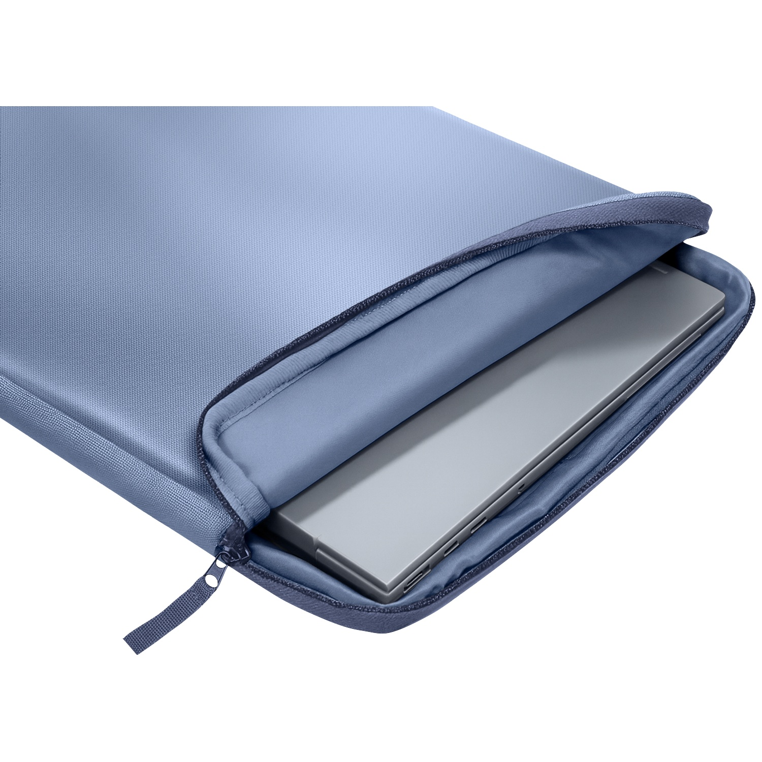 Een lichtblauwe laptoptas met een grijze laptop gedeeltelijk ingestoken.