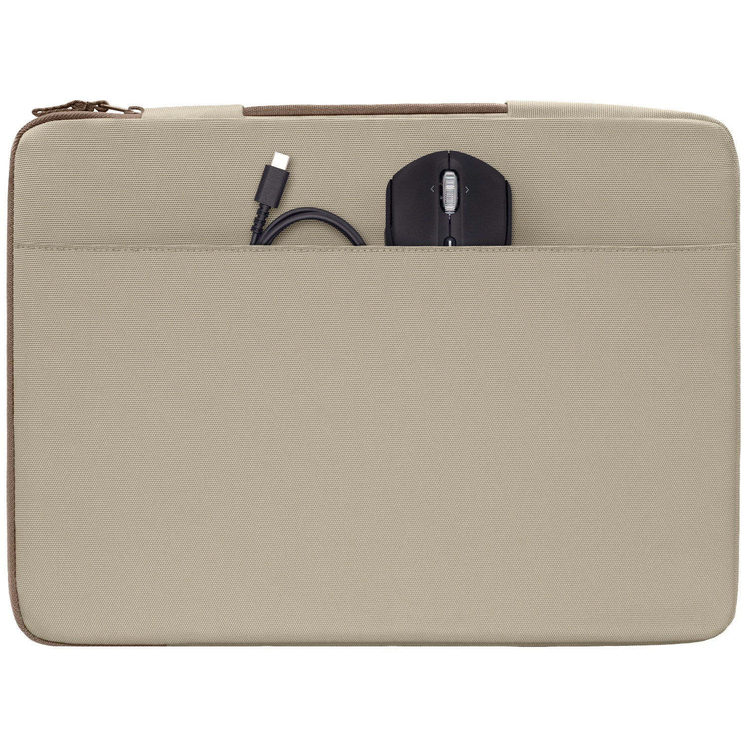 Een beige laptoptas met een zwarte muis en USB-C kabel in het voorvak.