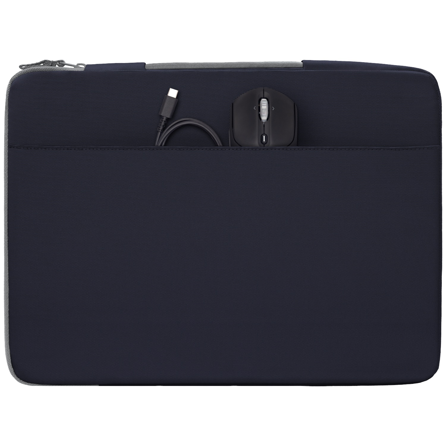 Zwarte USB-C kabel en muis in de zak van een donkerblauwe laptoptas.