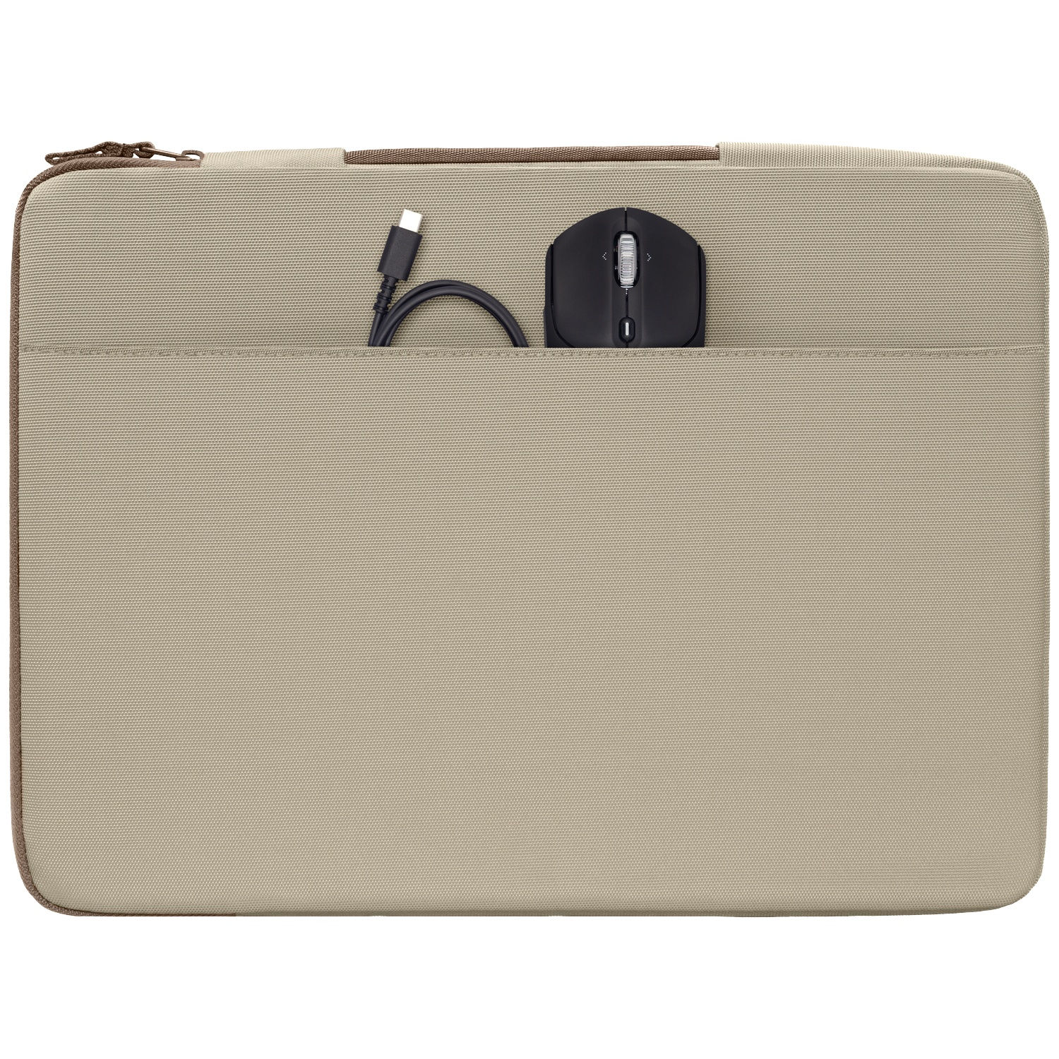 Een beige laptoptas met een zwarte muis en USB-C-kabel in het voorvak.