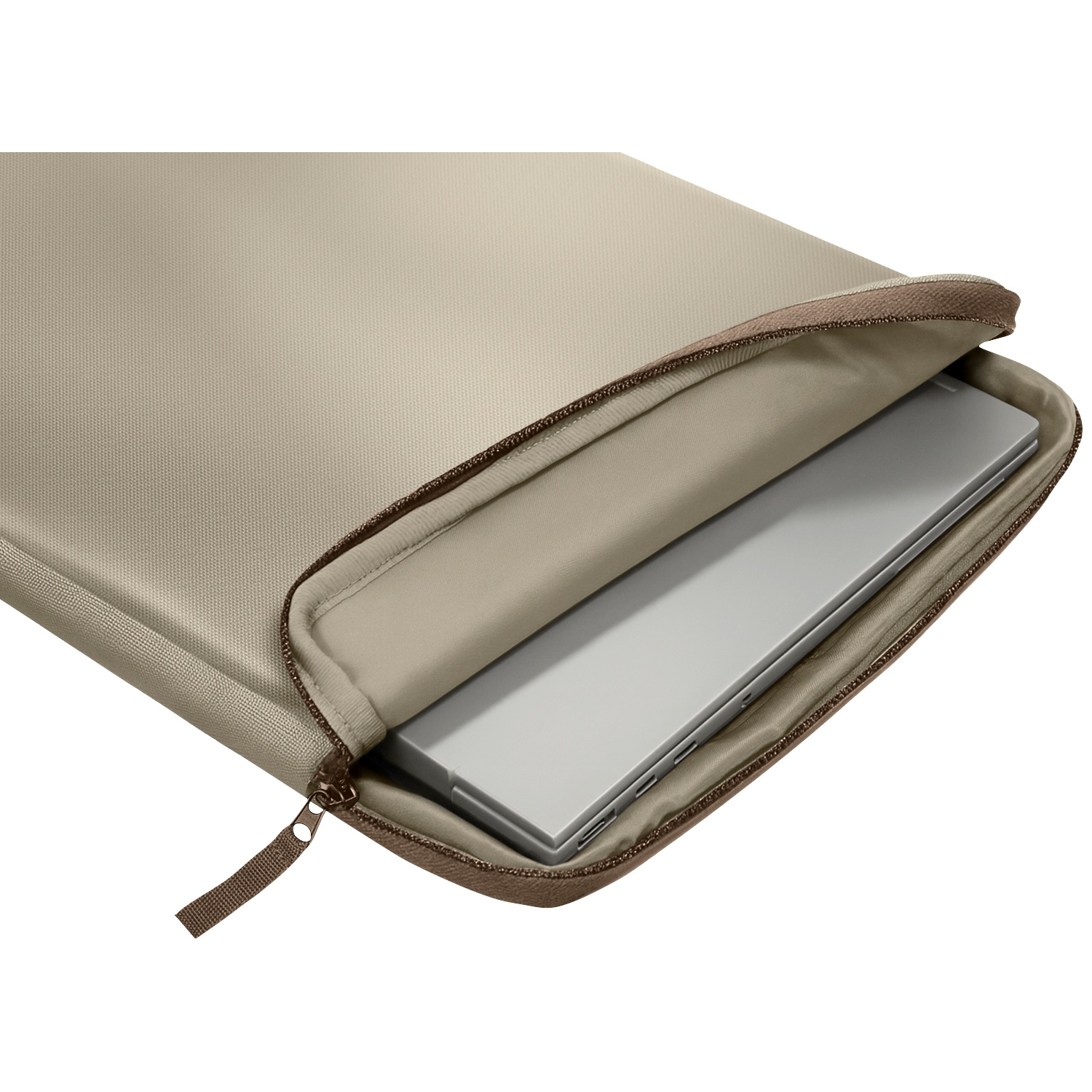 Een zilveren laptop wordt in een beige laptophoes geschoven. Rits is deels open.