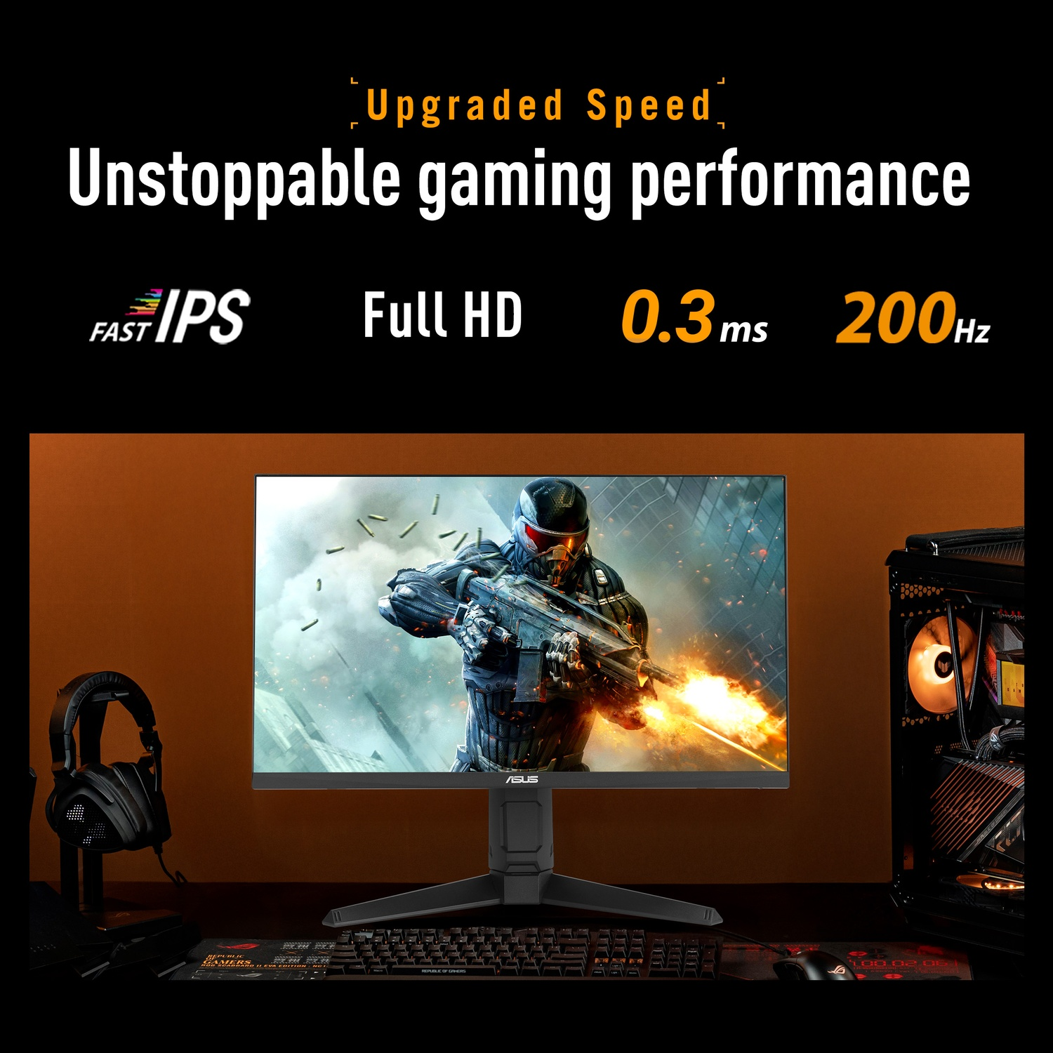Postazione da gioco con monitor, tastiera, mouse, cuffie. Testo promuove le prestazioni.