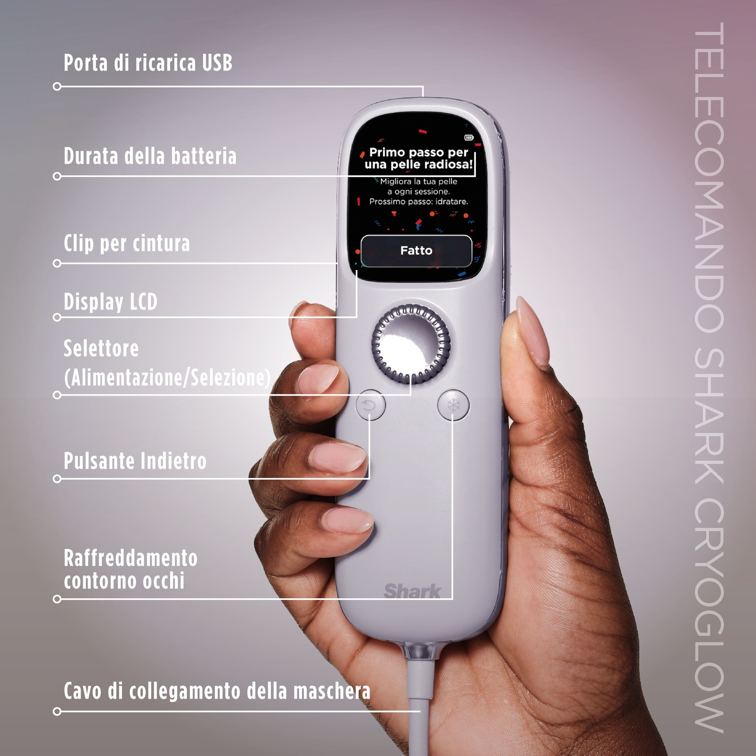 Un dispositivo grigio con schermo tenuto in mano. Etichette indicano porta USB, durata batteria, clip da cintura.