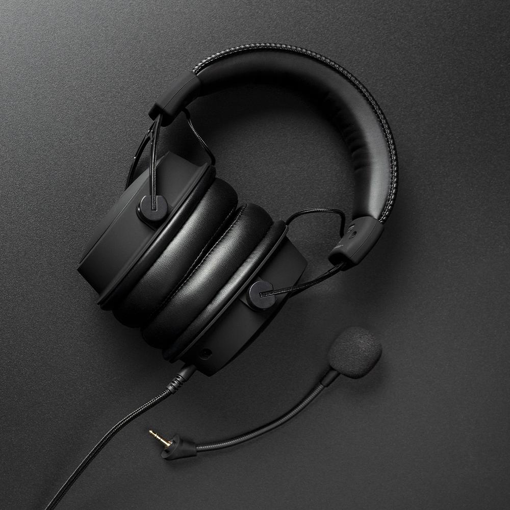 Schwarze Over-Ear-Kopfhörer mit Mikrofon, Kabel und Stecker auf dunklem Hintergrund.