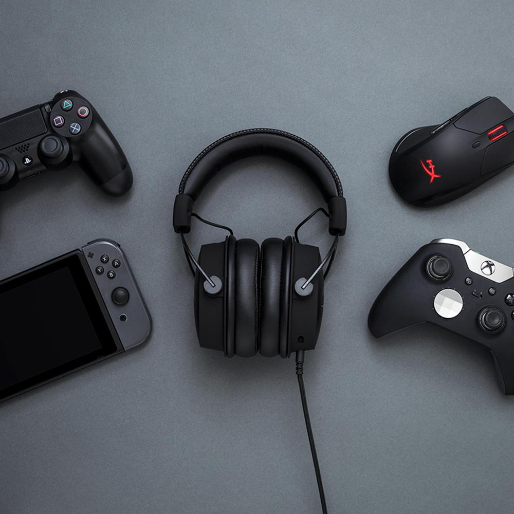 Gaming-Zubehör: Kopfhörer, Maus, Xbox- und PS4-Controller, Nintendo Switch.