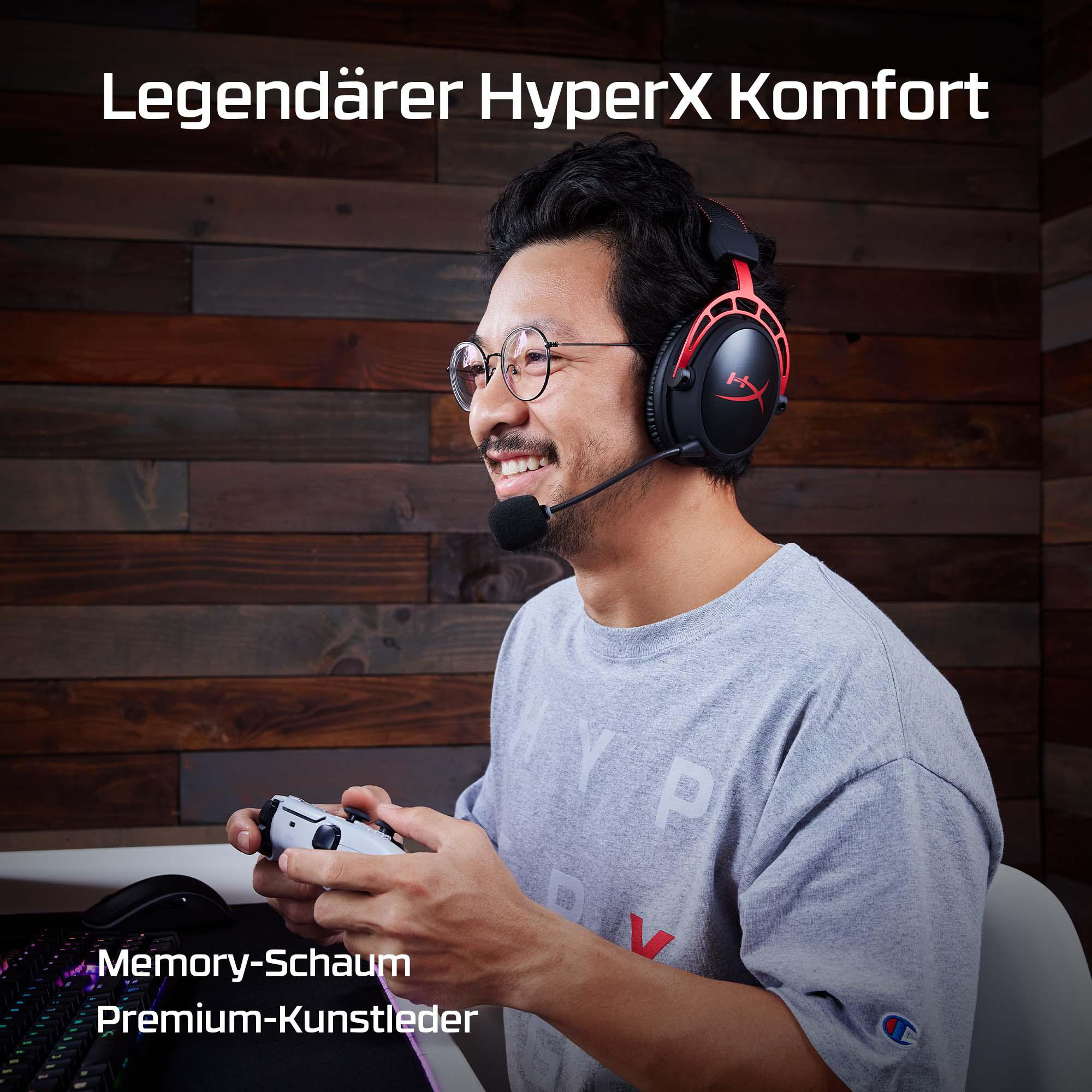 Mann mit Headset spielt Videospiel mit Controller und Tastatur.
