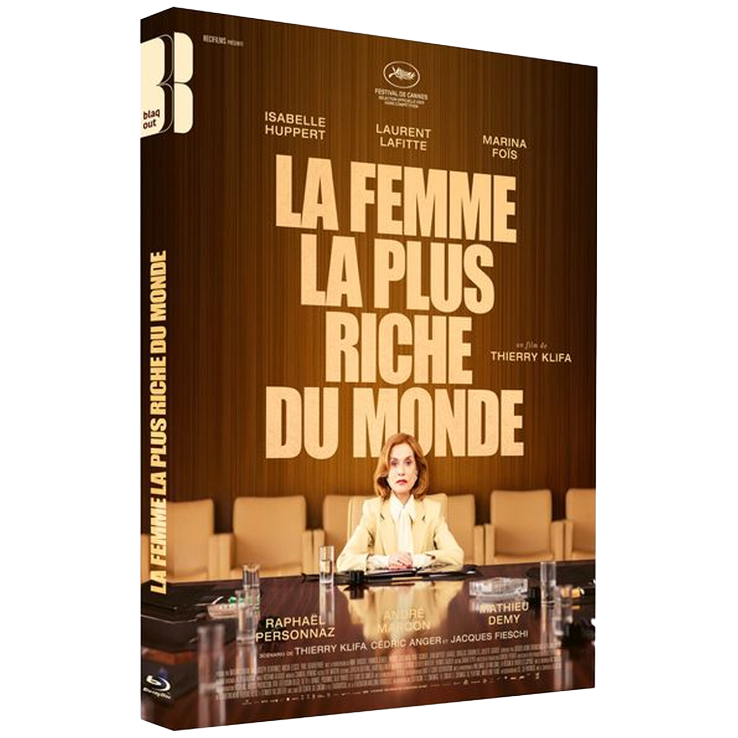 Une femme en tailleur beige clair assise à une table. Affiche de film.