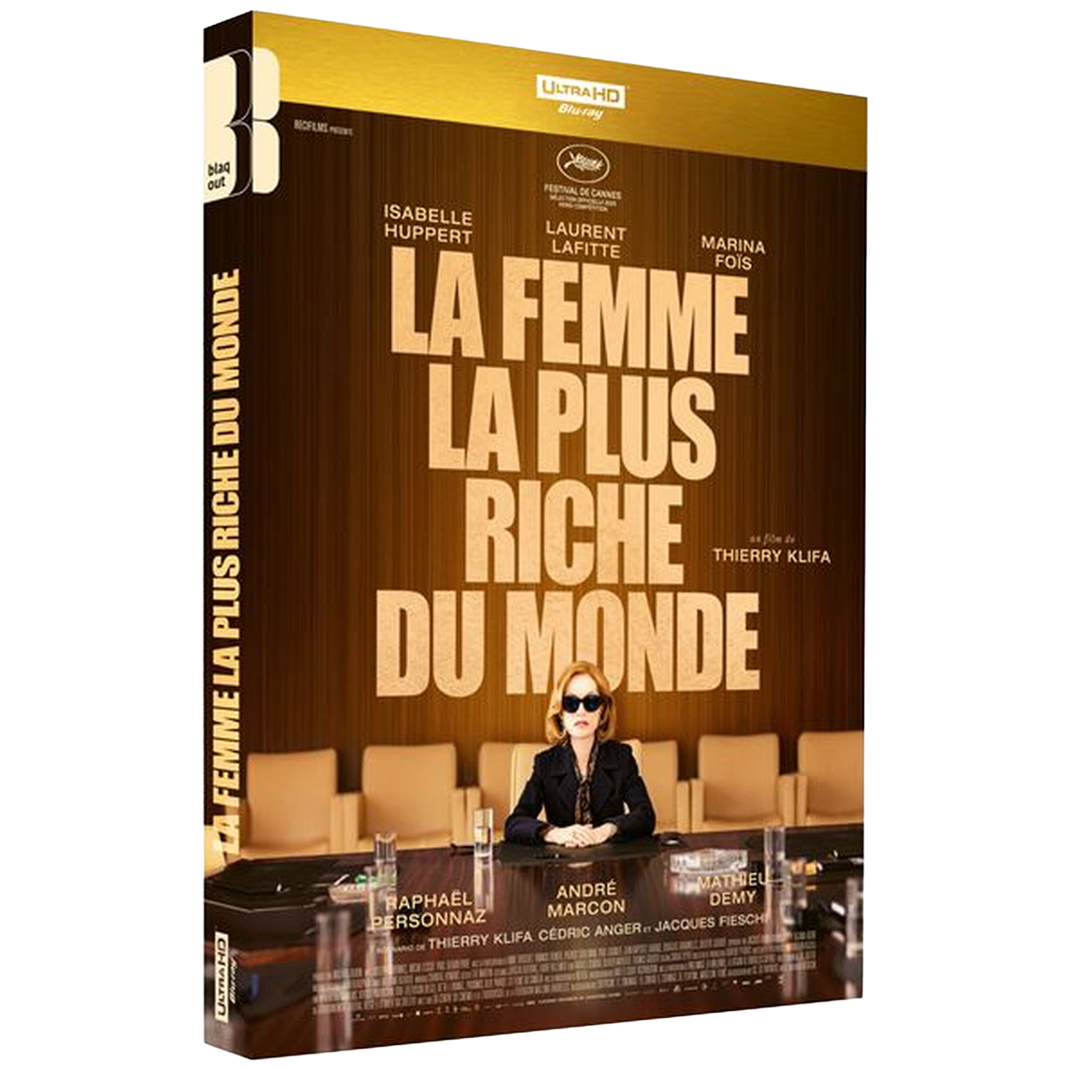 Een man zit aan tafel, een vrouw met zonnebril, filmposter voor De rijkste vrouw ter wereld.