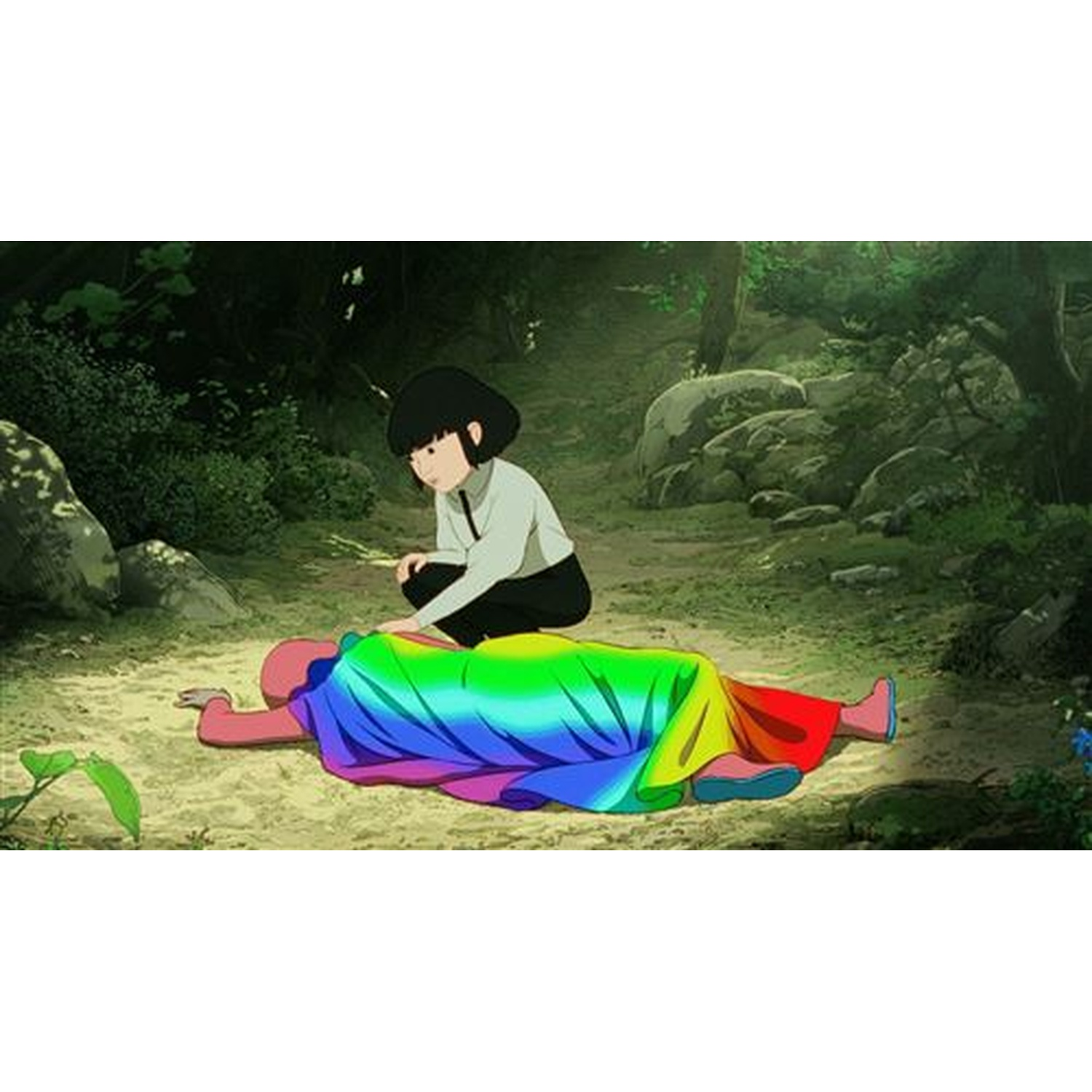 Een meisje knielt naast een persoon bedekt met een kleurige regenboogdoek in bos.