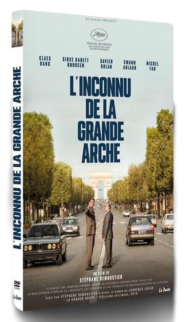 Twee mannen staan op straat voor de Arc de Triomphe in Parijs.