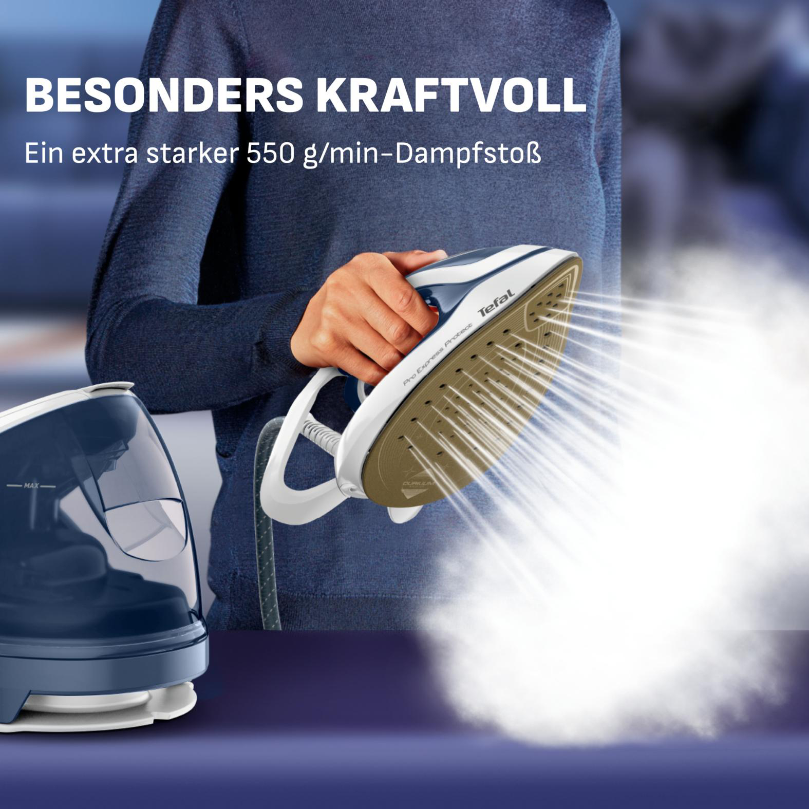 Eine Person hält ein Dampfbügeleisen, das Dampf ausstößt. Links steht die Basisstation.