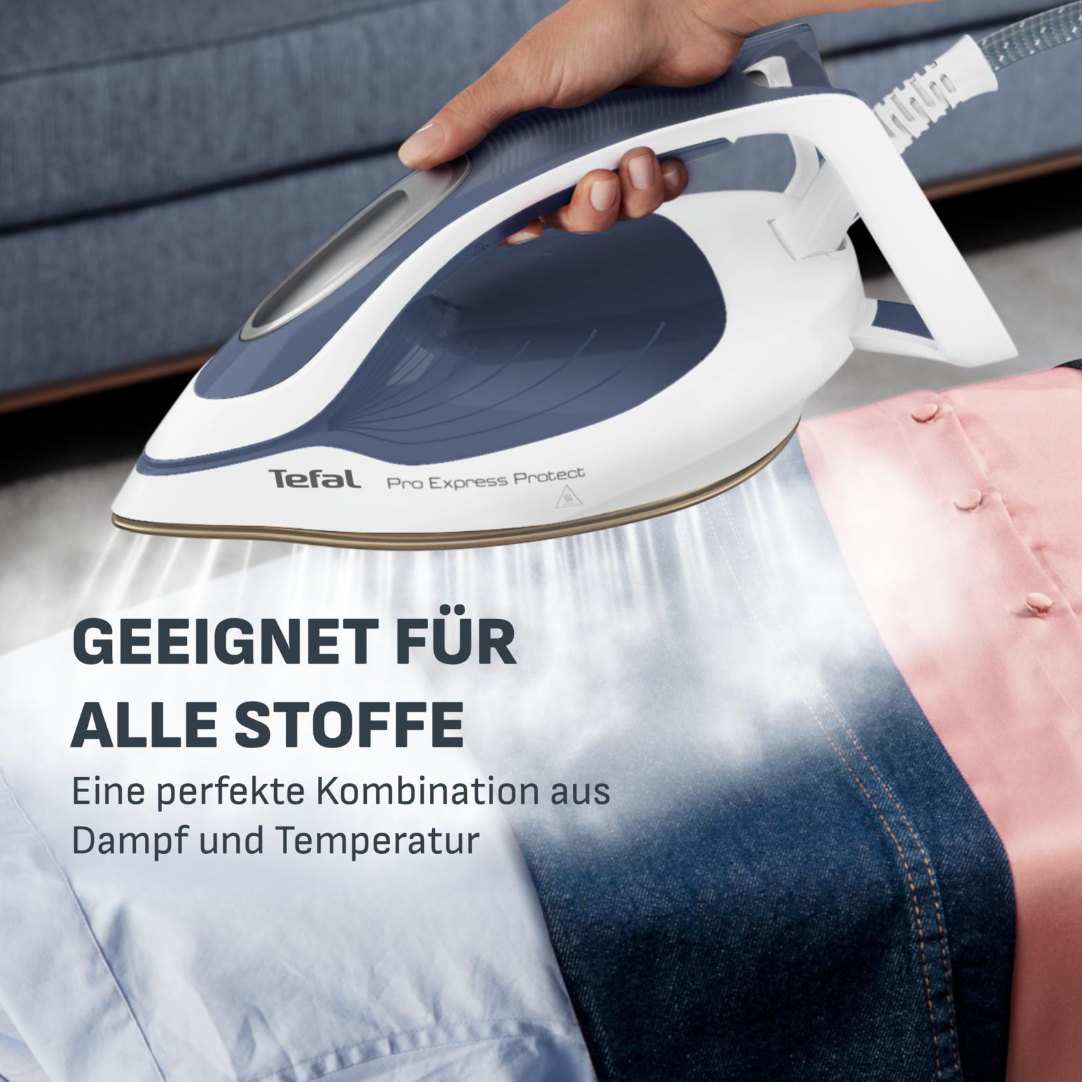 Eine Hand hält ein Dampfbügeleisen über verschiedenen Stoffen.