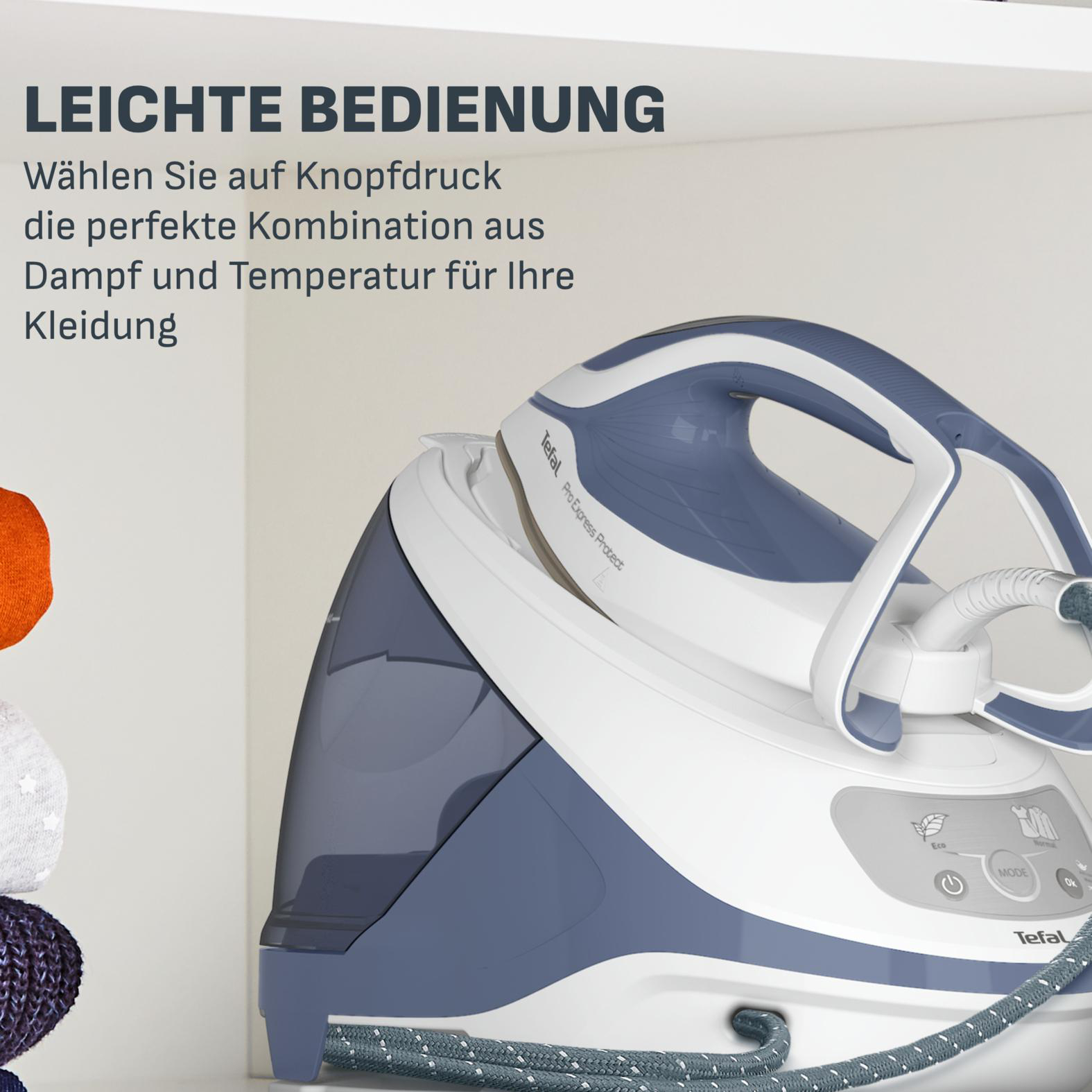 Ein weiß-blauer Dampfbügeleisen steht auf einem Regal neben Kleidung.