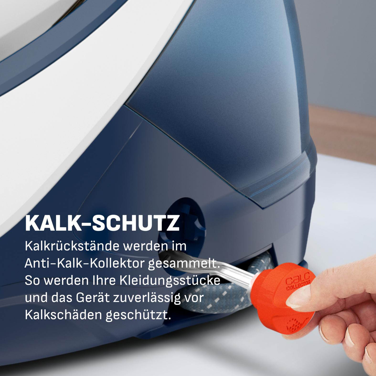 Nahaufnahme eines Bügeleisens mit einem roten Kalksammler-Einsatz.