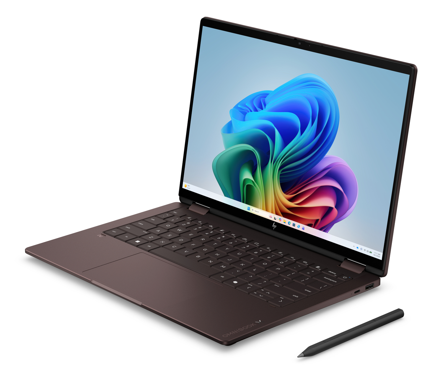 Un portátil HP OmniBook abierto y marrón con lápiz sobre fondo blanco.
