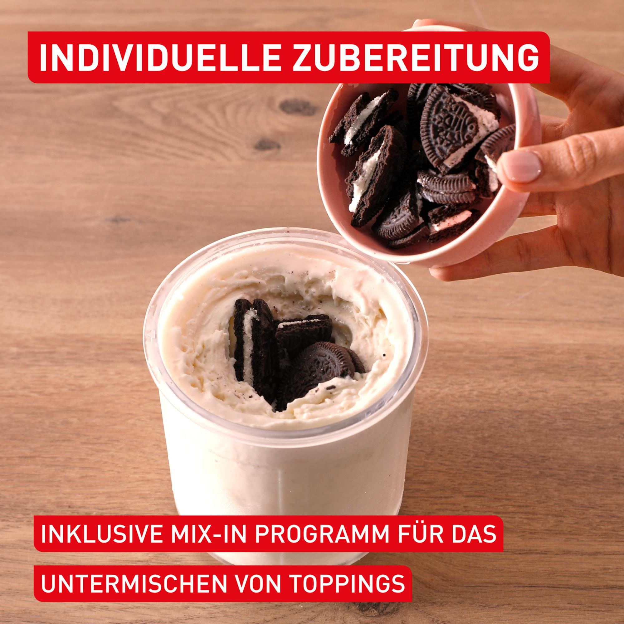 Ein Löffel Kekse wird in eine Schüssel mit Eis gegeben.