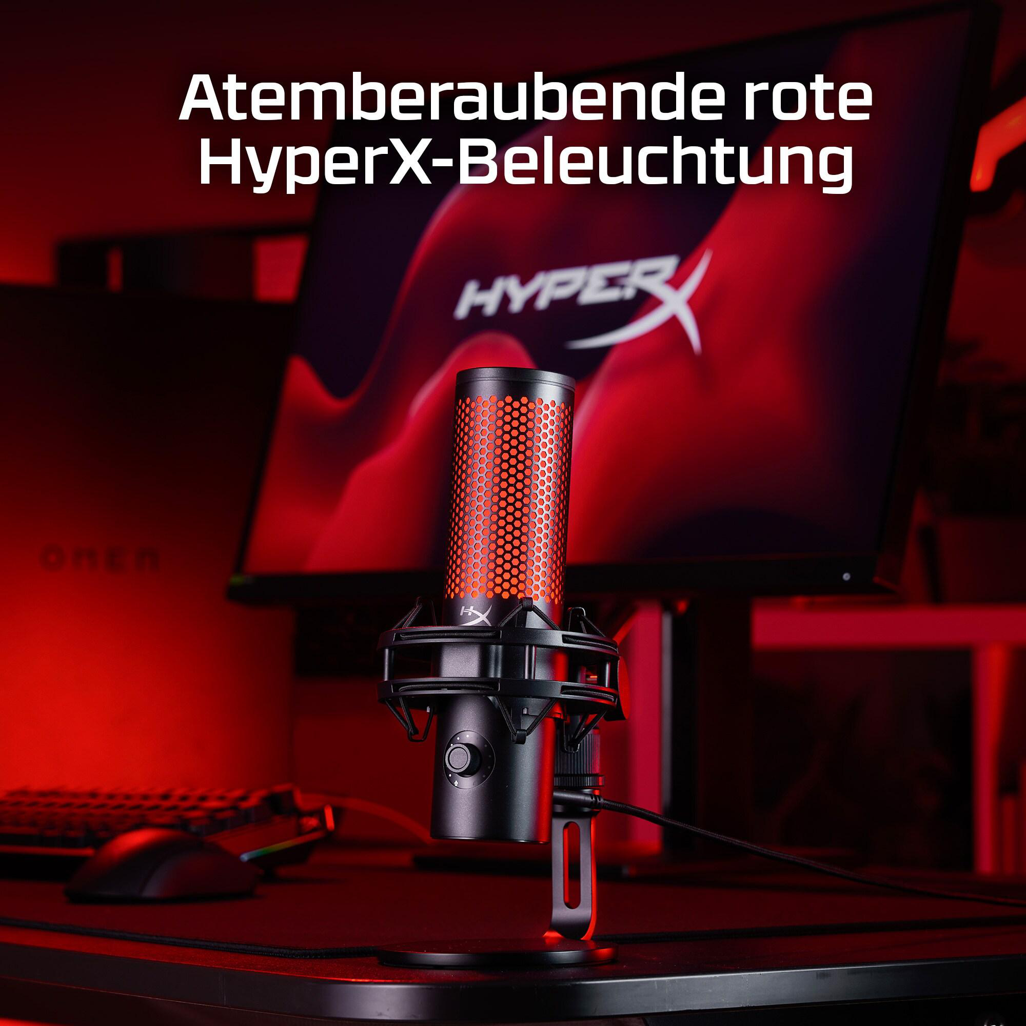 Ein rotes HyperX Mikrofon steht vor einem Monitor mit HyperX-Logo.