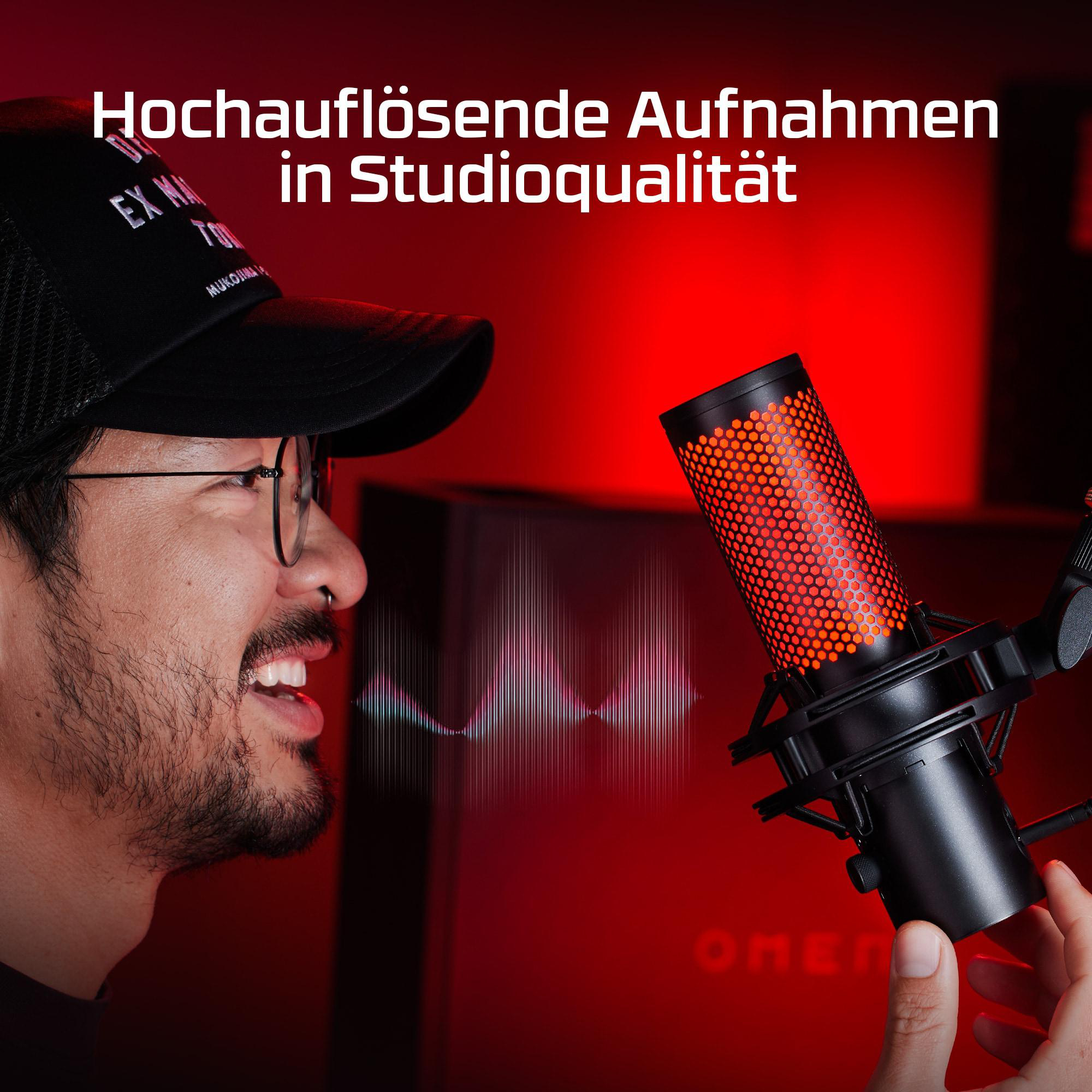 Mann spricht in Mikrofon mit roter Beleuchtung und Equalizer-Anzeige.