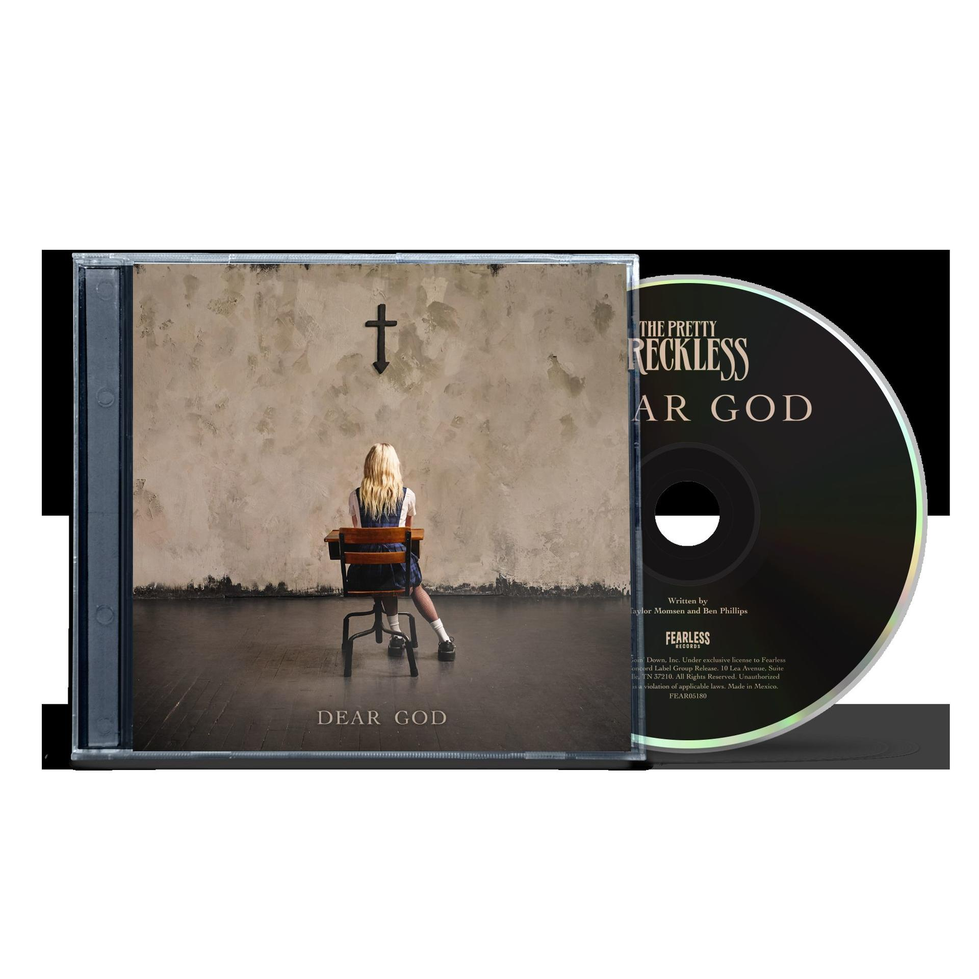 Ein Mädchen sitzt vor einer Wand mit einem Kreuz. Eine CD liegt daneben.
