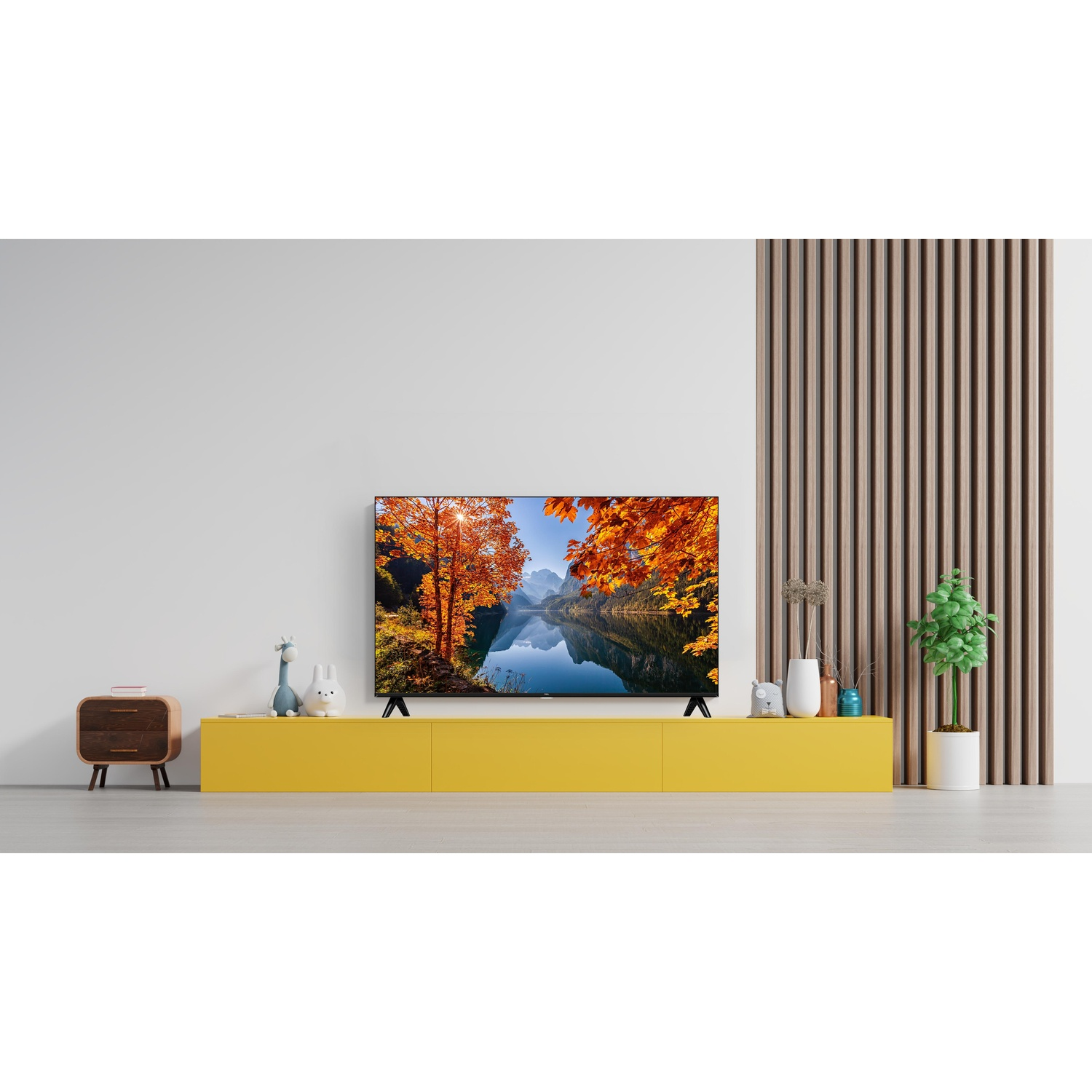 Una TV mostra foglie autunnali su un lago calmo, su un mobile giallo.