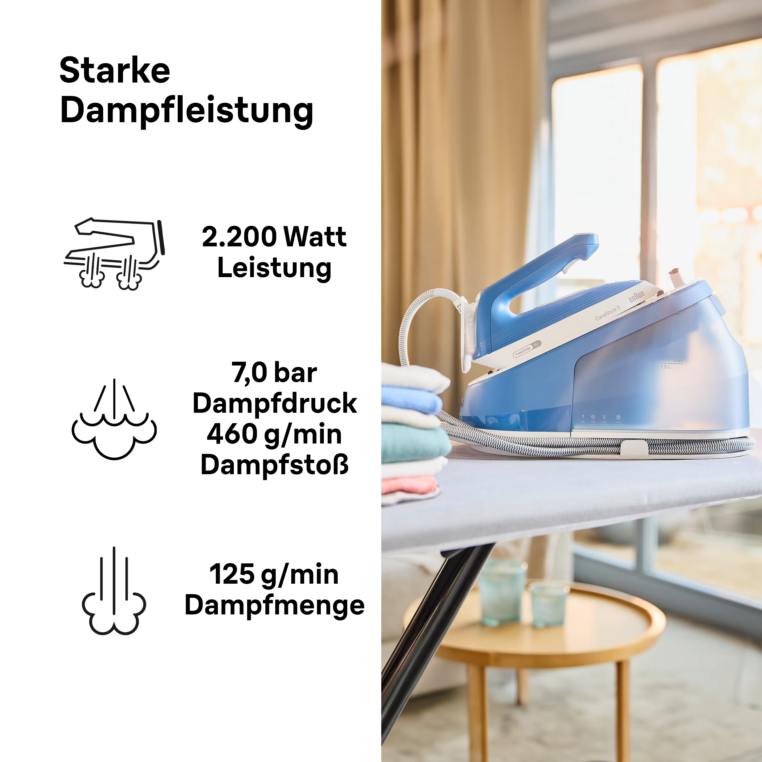 Ein blaues Dampfbügeleisen mit Wassertank steht auf einem Bügelbrett neben Stoffen.