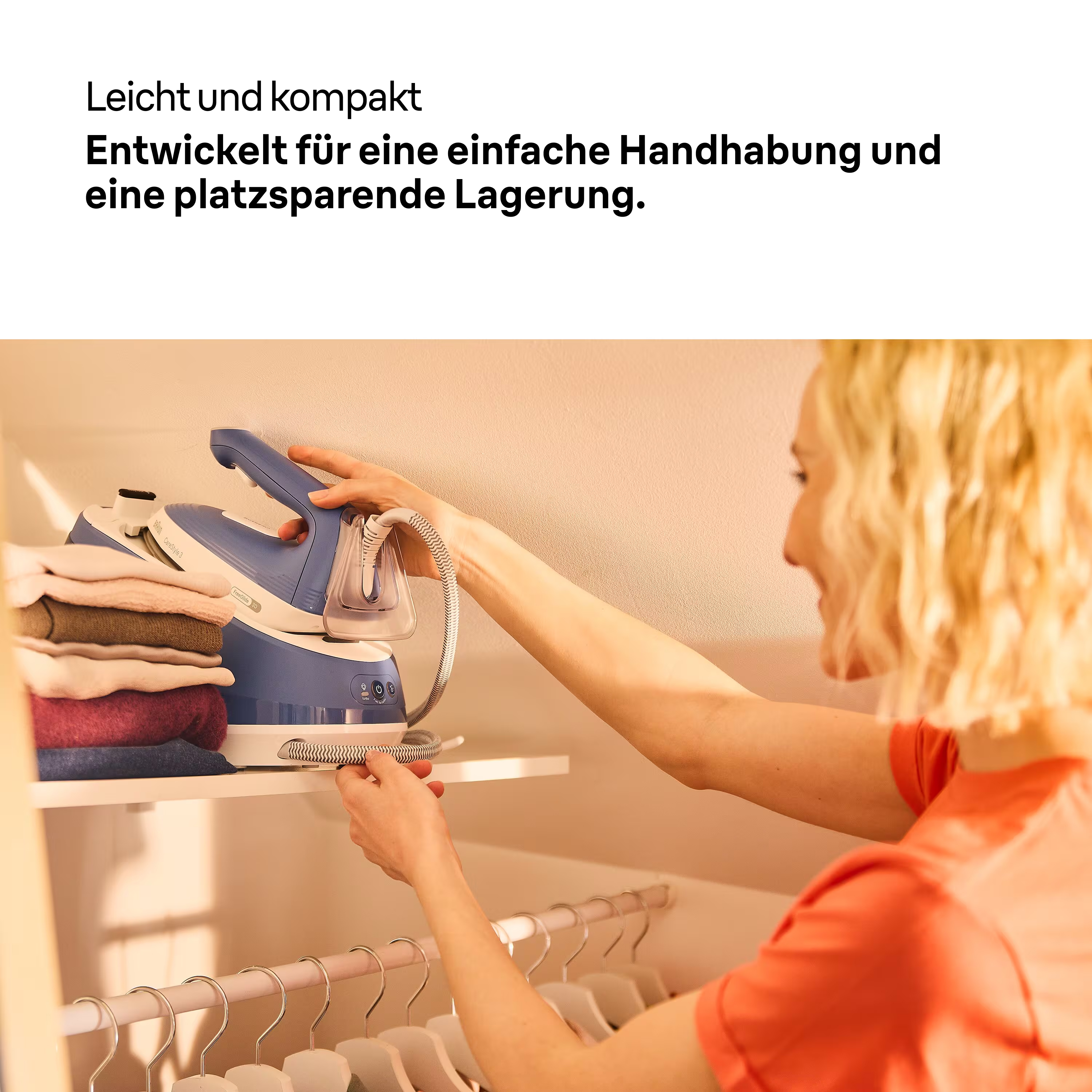 Eine Frau sortiert Kleidung auf einem Regal neben einem Dampfbügeleisen.