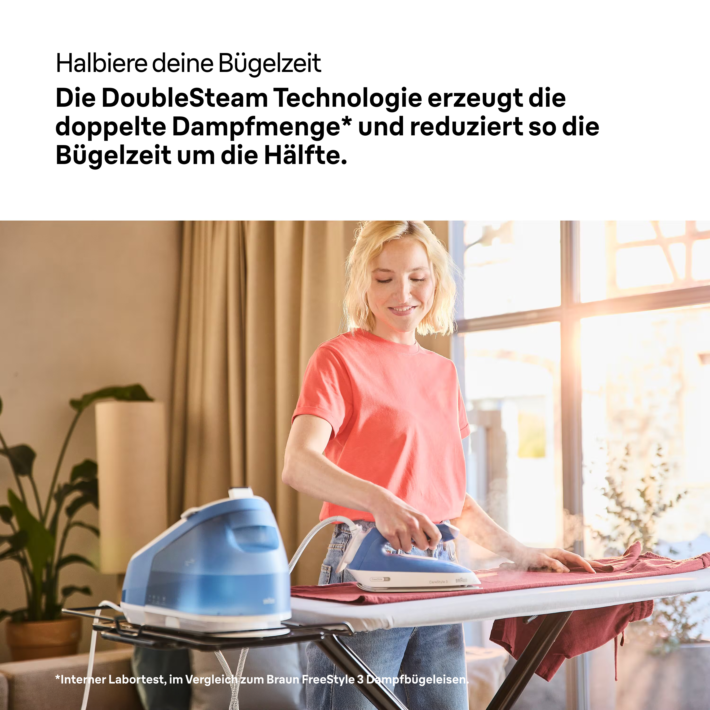 Eine Frau bügelt Kleidung mit einem Dampfbügeleisen auf einem Bügelbrett.