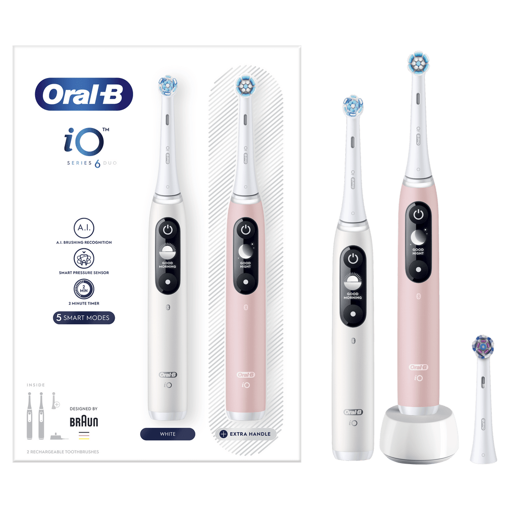 Dos cepillos de dientes eléctricos Oral-B iO, uno blanco y uno rosa, con accesorios.