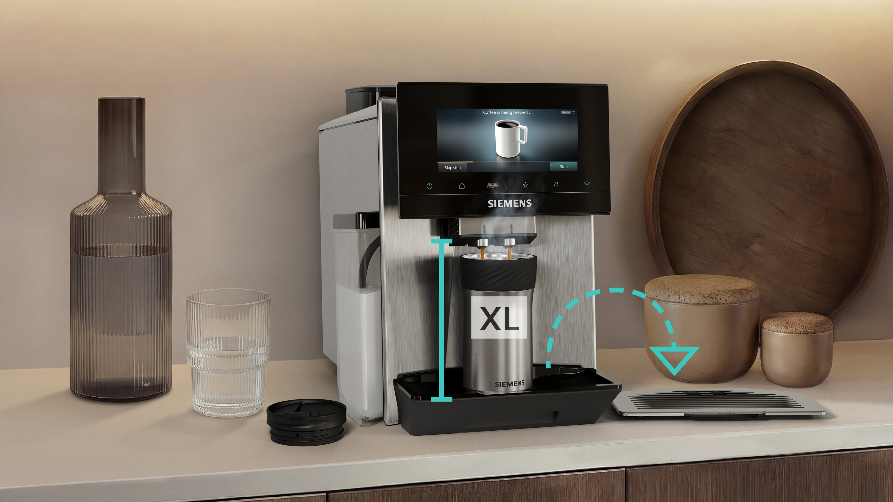 Machine à café préparant du café dans une tasse XL. À côté, une bouteille d'eau et un verre.