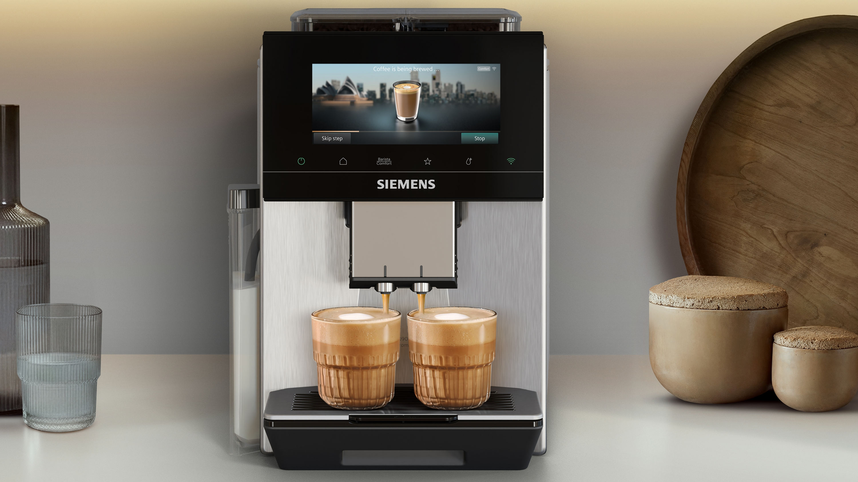 Une machine à café Siemens prépare deux lattes dans des verres.