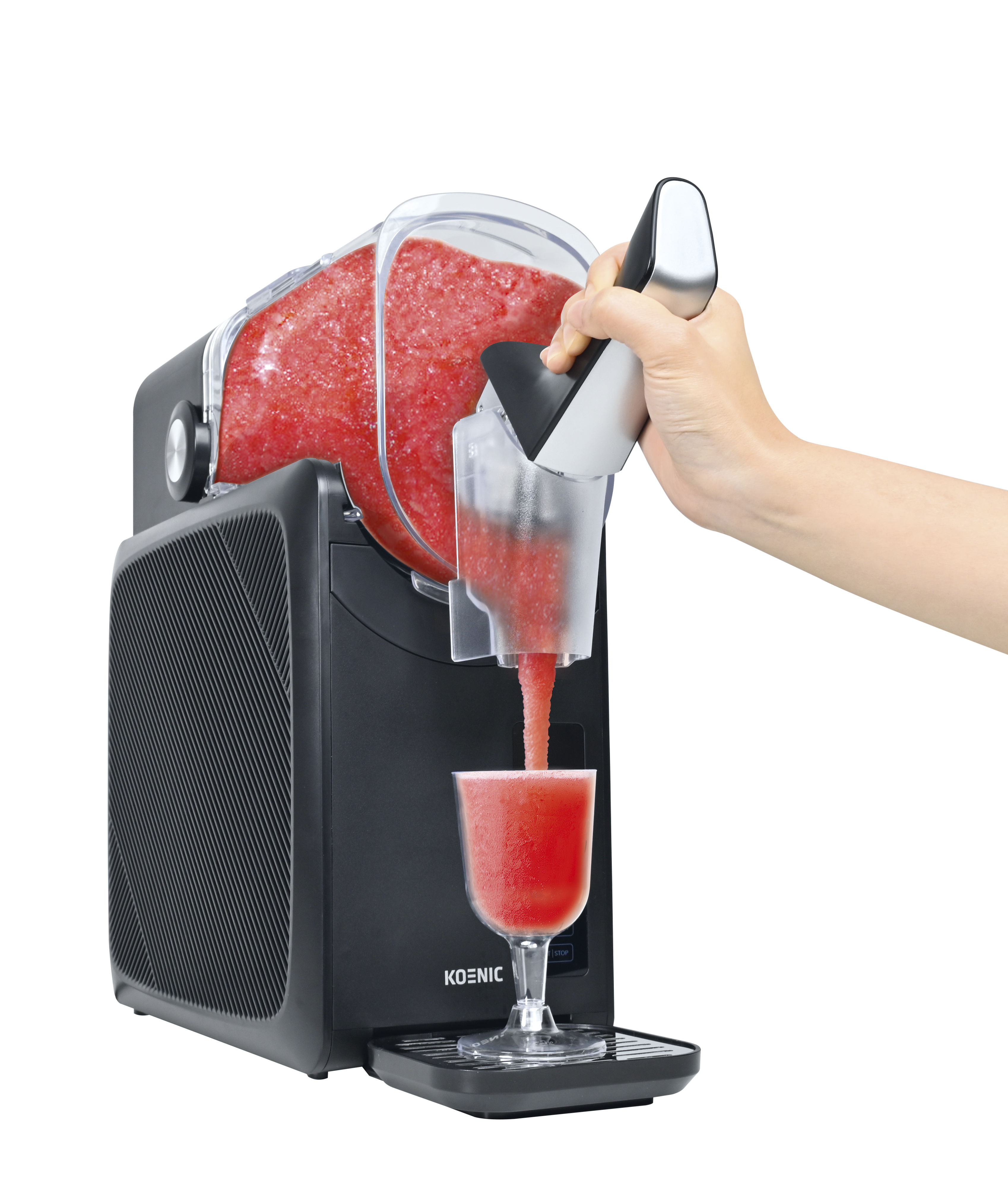 Een slushmachine giet een rode drank in een glas.