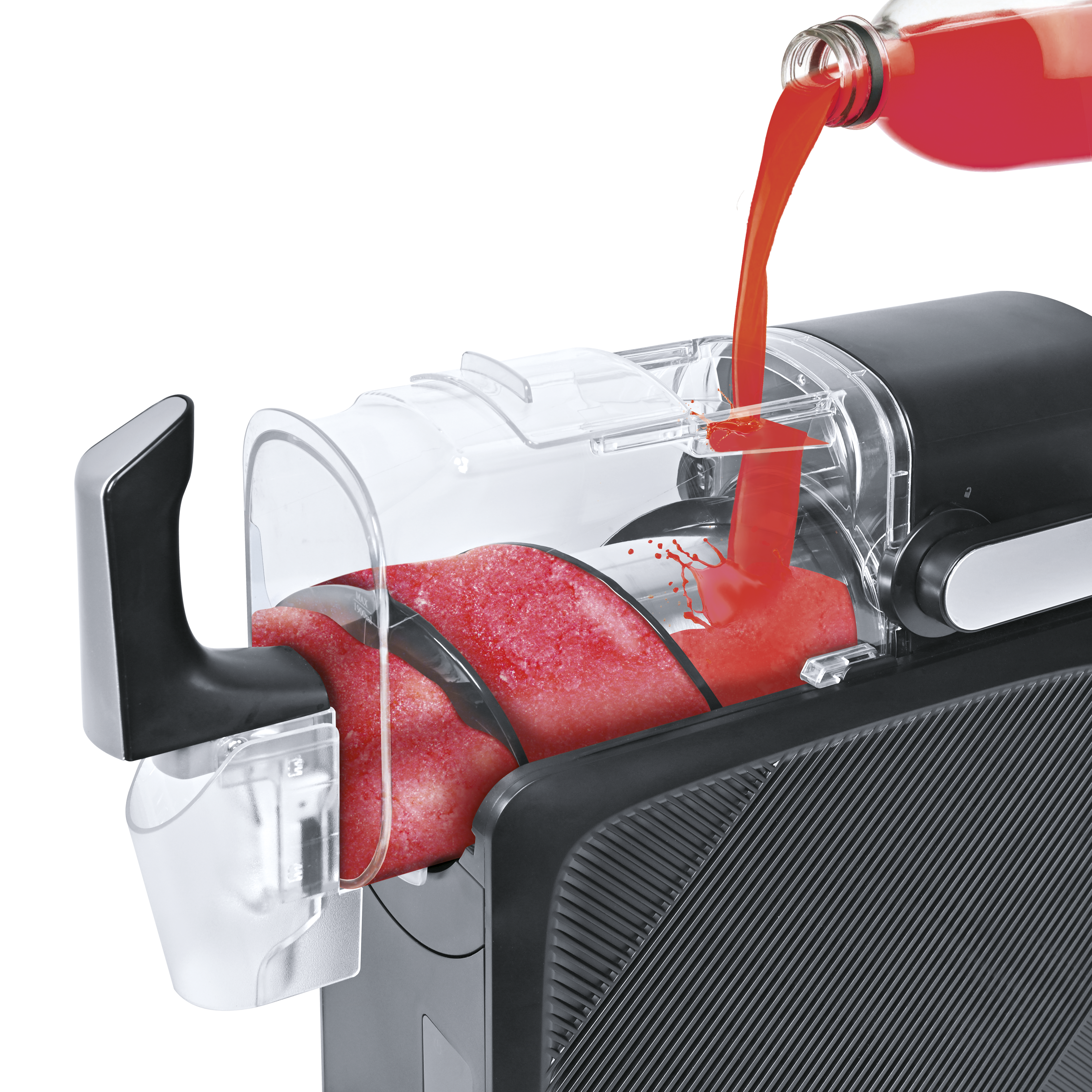 Rood sap wordt in een ijsmachine gegoten die bevroren dessert produceert.